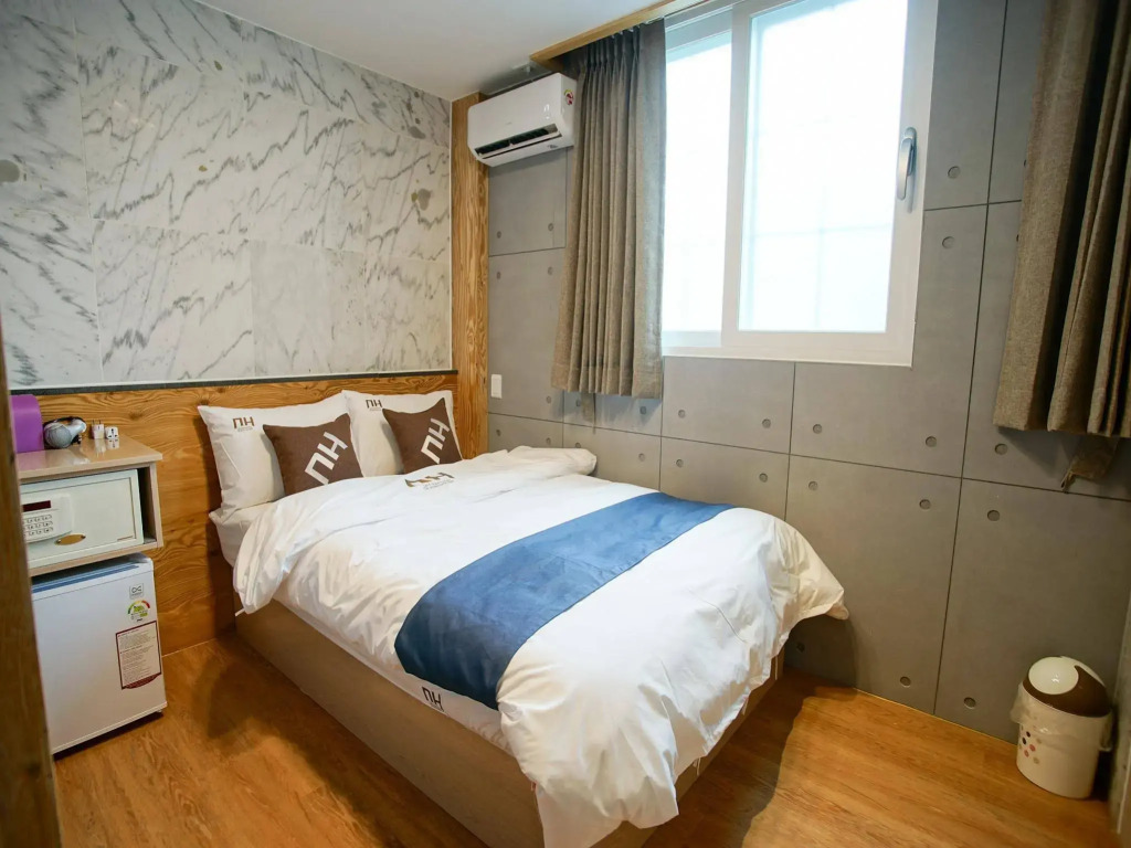 D.H Sinchon Guesthouse