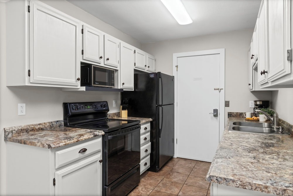 Chimney Park Retreat King Suite + Fenced Yard