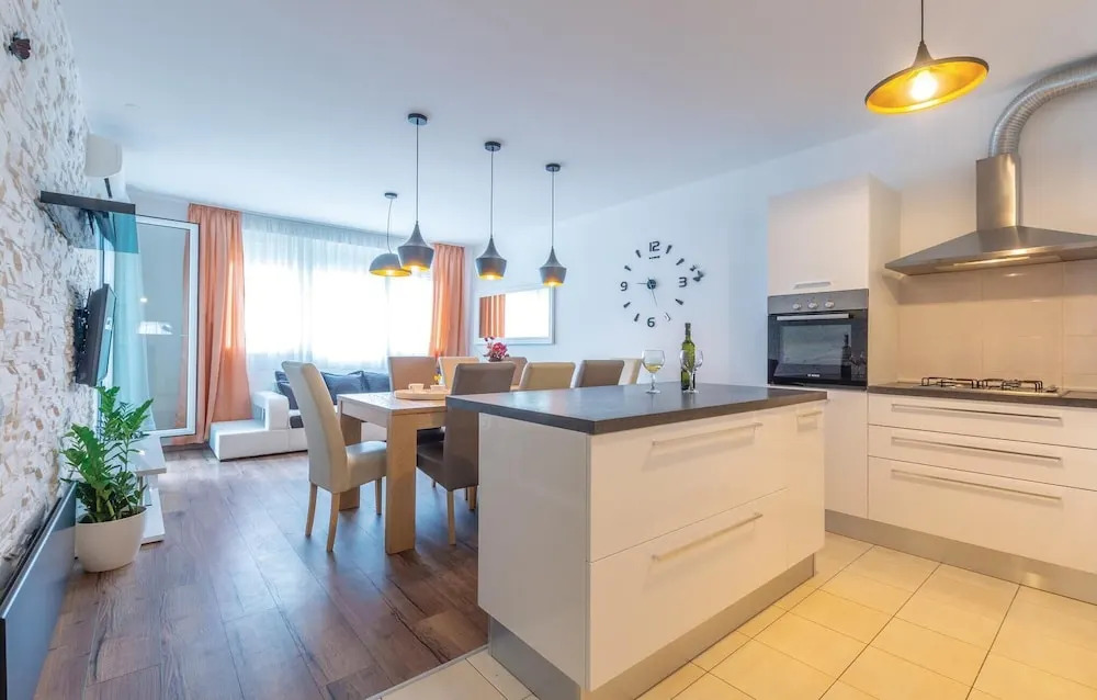 Nice Apartment in Split With 3 Bedrooms and Wifi