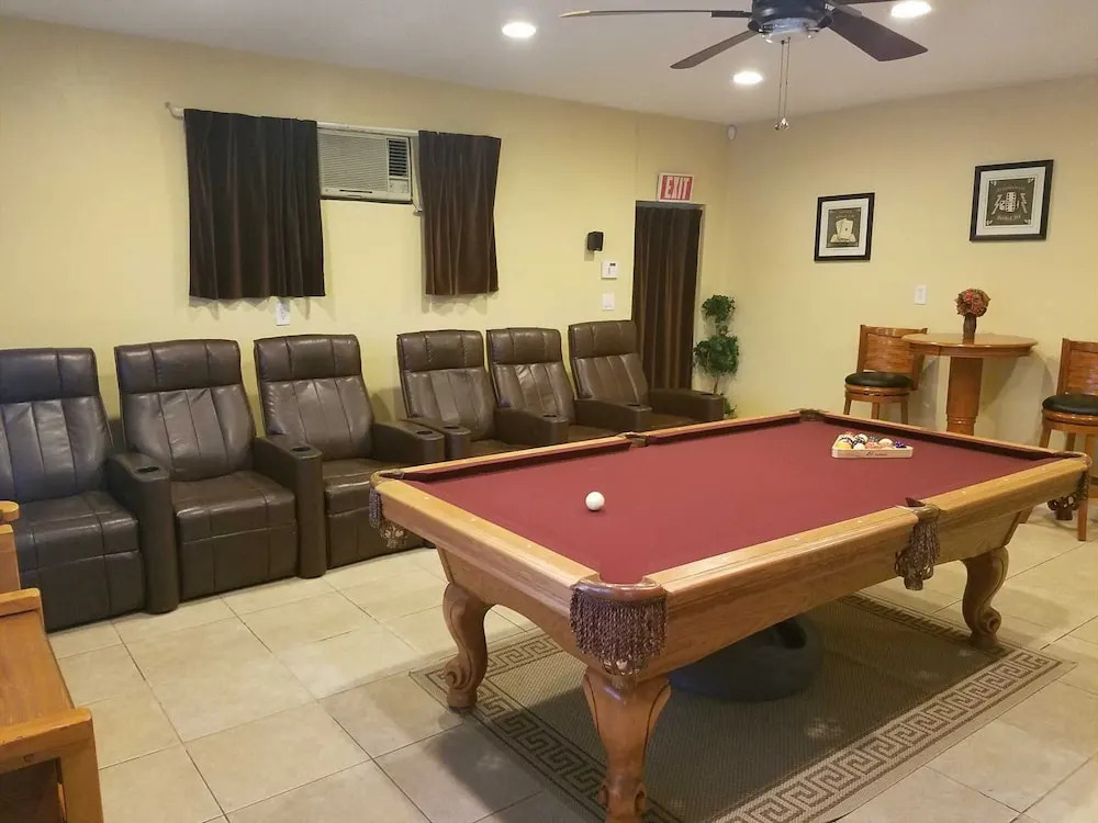 Hollywood Hills 4 Bedrooms 3 Bathrooms Home