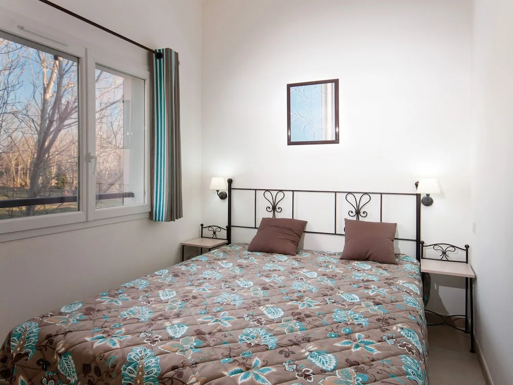 Spacious Holiday Home With Dishwasher and AC, in the Luberon