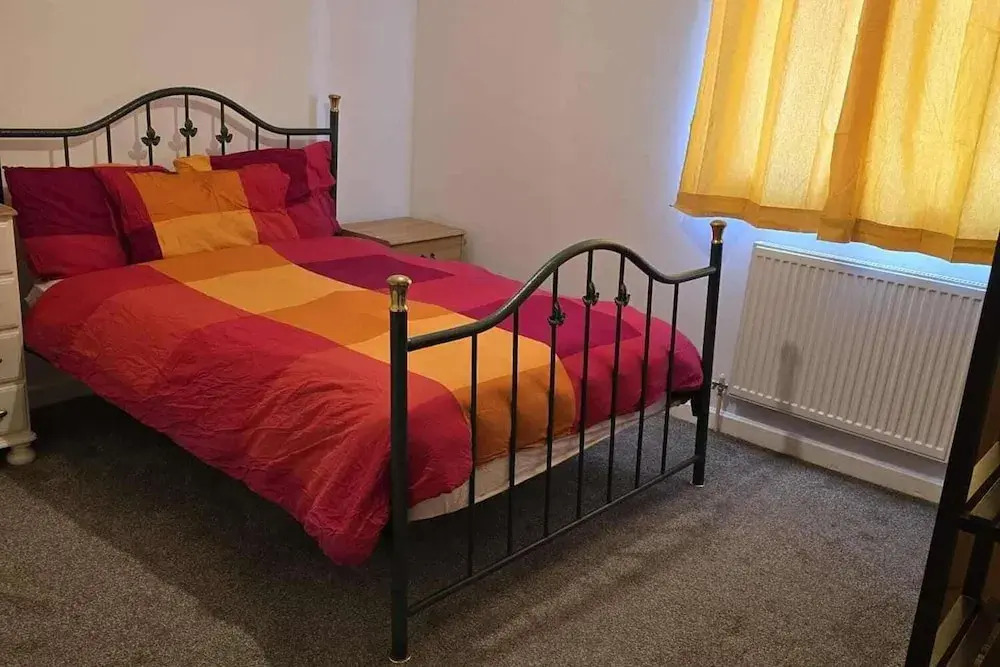 3 Bed House- Sleeps 6 - Parking - Wifi