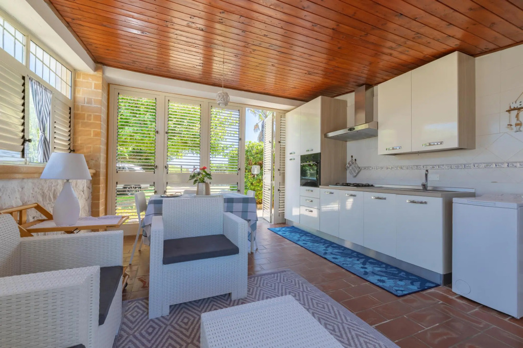 Beachfront apartment overlooking the sea of Torre Specchia-Incoronata