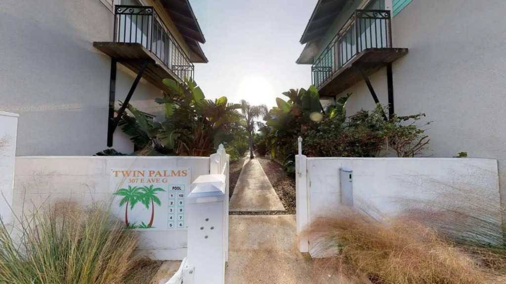 TP5 5BR Townhome, Shared Pool, In Town, Near Beach