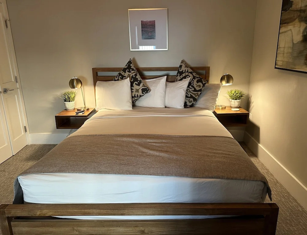 Entire Modern 7 Unit 7 Bath Boutique Inn 7 Bedroom Home