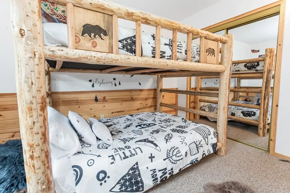 Bullwinkle And Friends Log Cabin - Beautiful Log Home With Hot Tub & Game Room! 3 Bedroom Cabin