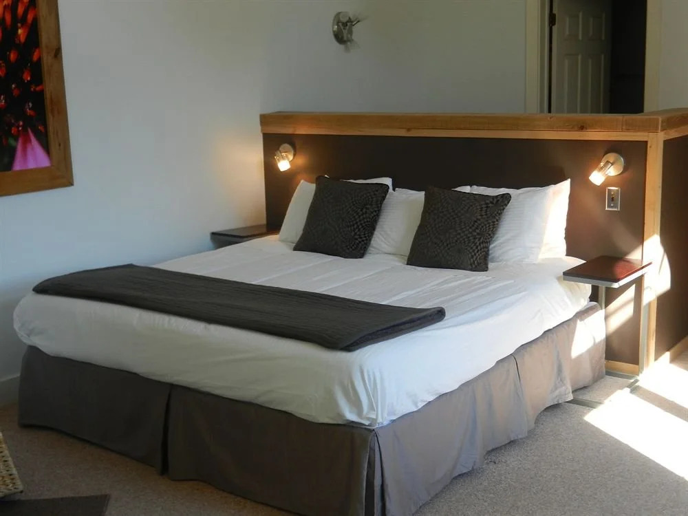 Ten Acres Lodge