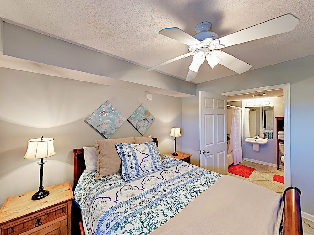 Gulf-front Gem: Lake Views, Beach Access & 3 Pools 2 Bedroom Condo