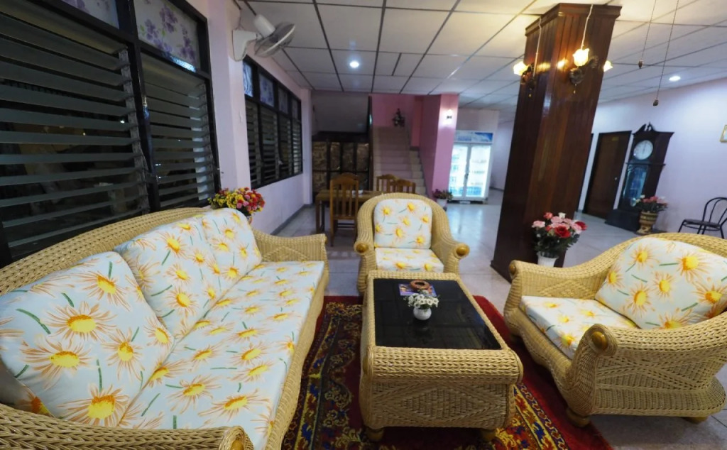 Royal Land Mae Klong Hotel