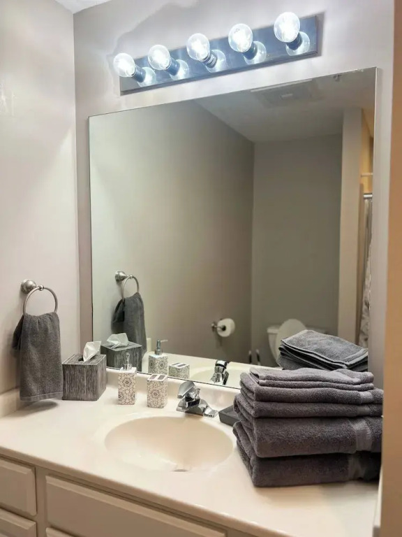Fantastic Get Away Condo In Strongsville!