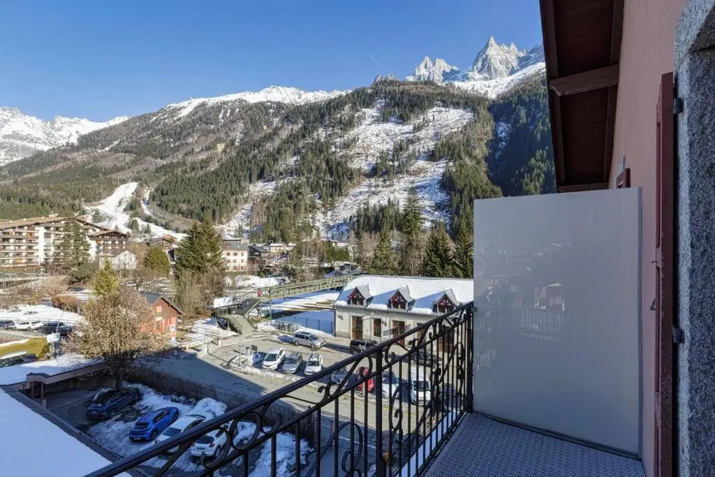 Chic 2BR in city center, next to Train Station