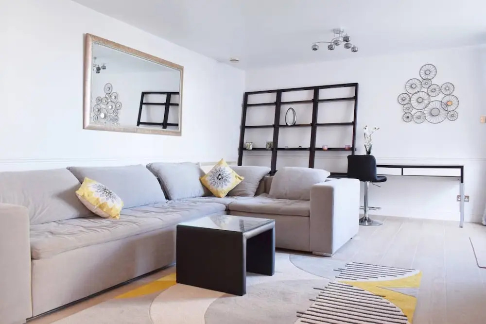 Stunning 2 Bedroom Riverside Flat in Canary Wharf
