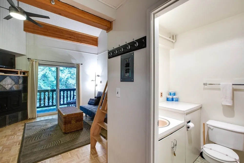 94sll - Inexpensive - Fireplace - Wifi - Sleeps 6 1 Bedroom Condo by RedAwning