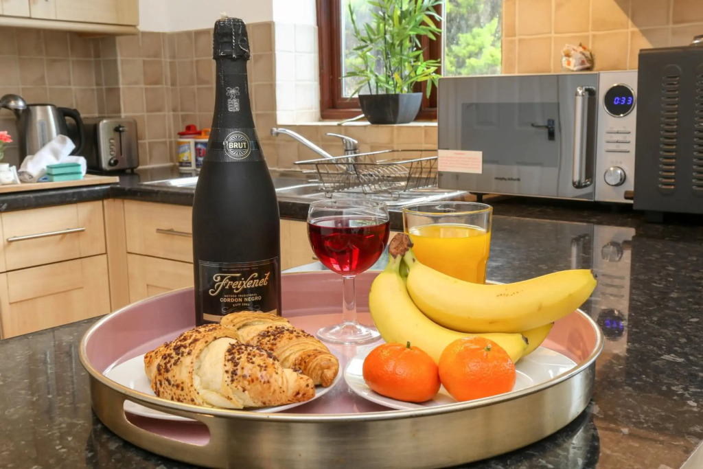 4 Bedroom House - Central MK - Free Parking, Garden and Smart TVs with Netflix by Yoko Property