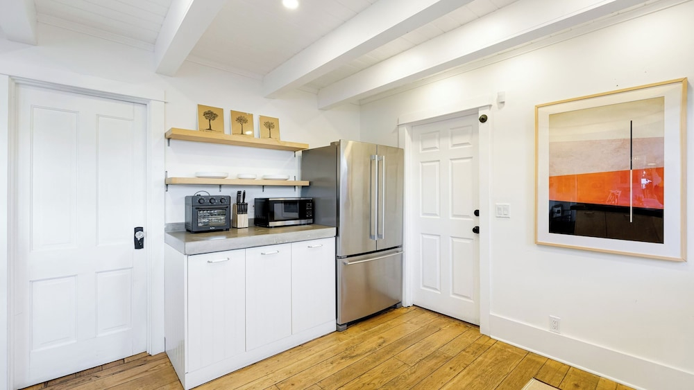 Venice Veranda by Avantstay 3-min Walk to Beach + Rare Walk Street EV Charger + Firepit + Outdoor Dining