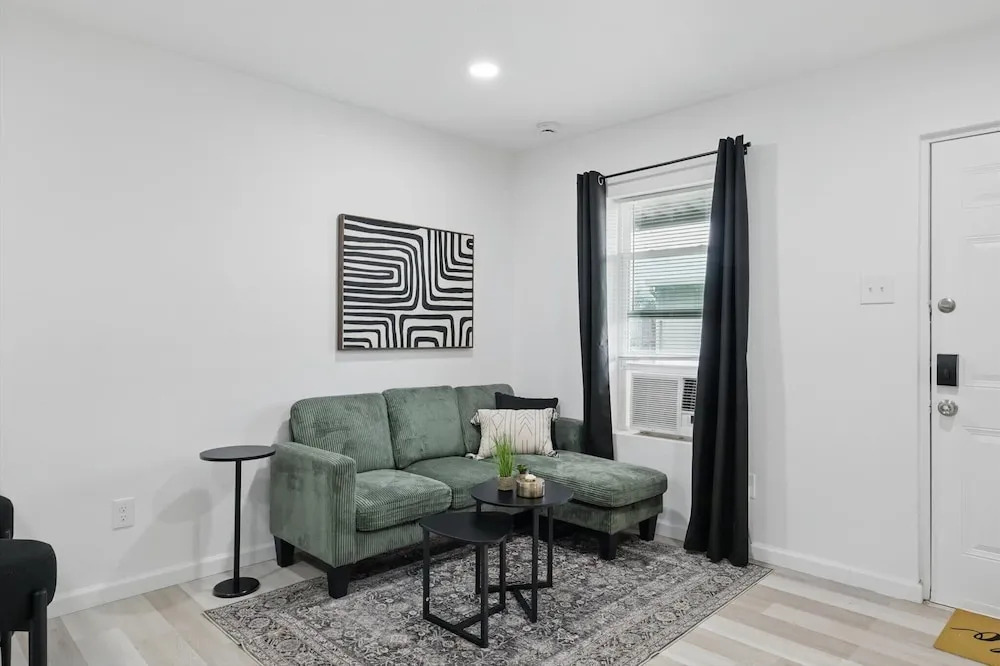 Modern 4BR 2BA Home With Hot Tub-grill & Huge Yard