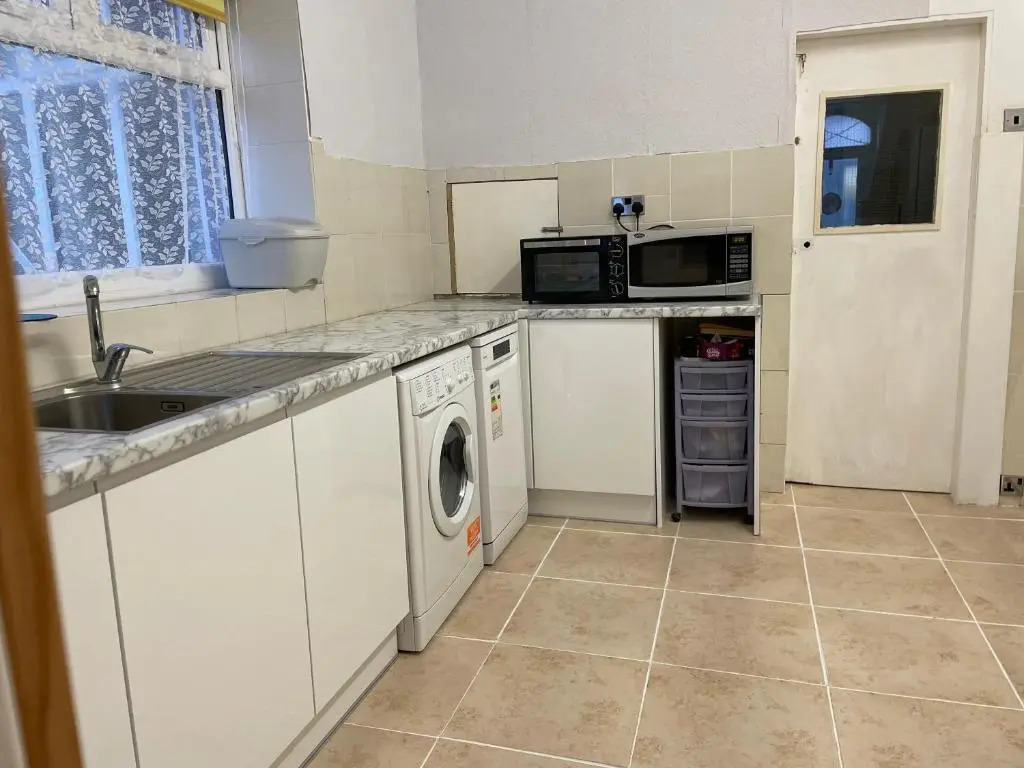 Renovated 4-bed Home, Sleeps 9 With Parking & Spa