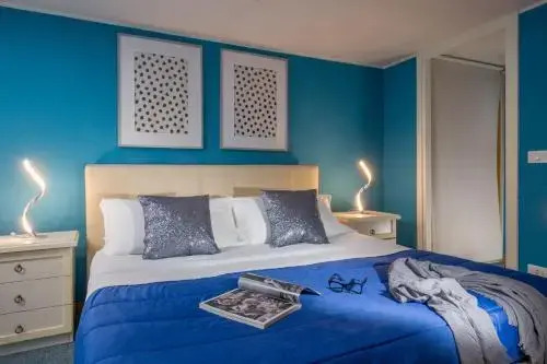 Pantheon Blue Petite Maison