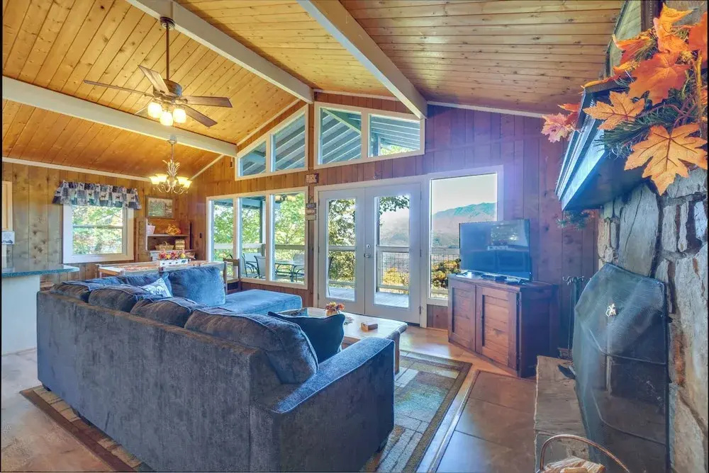 Hot Tub & Mountain Views at Gatlinburg Cabin!