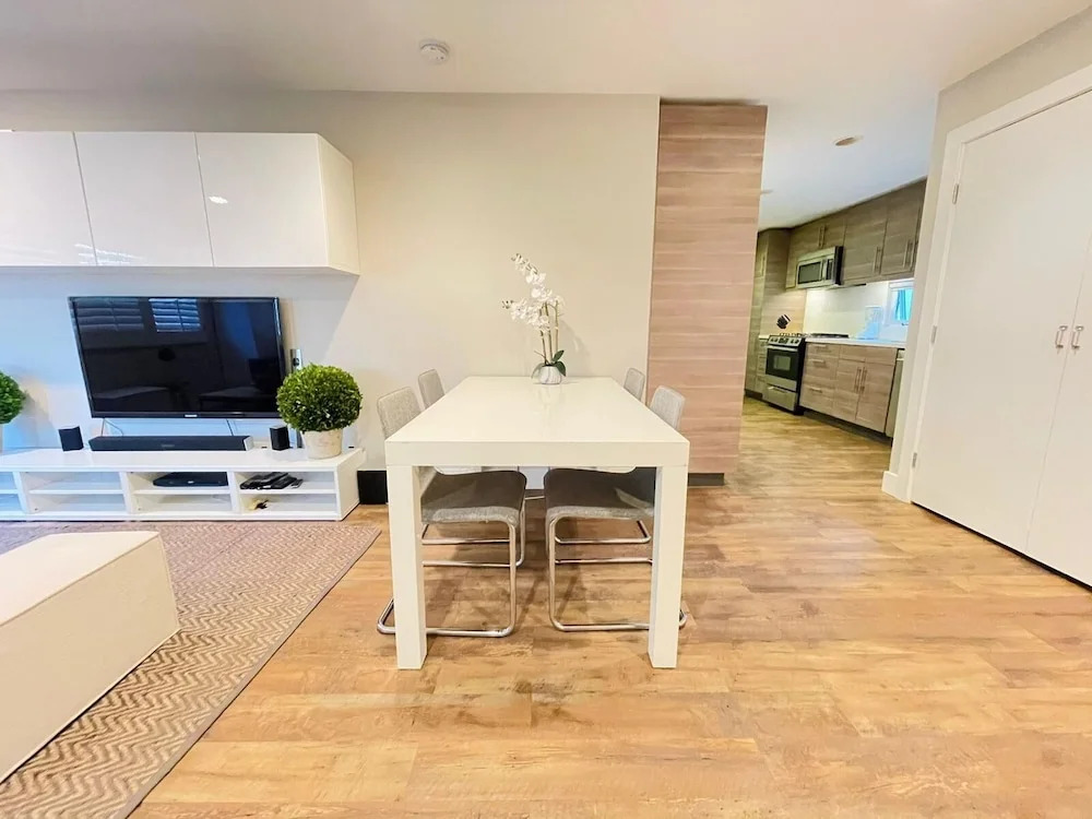 Modern 1Bd Famous  Venice 10B