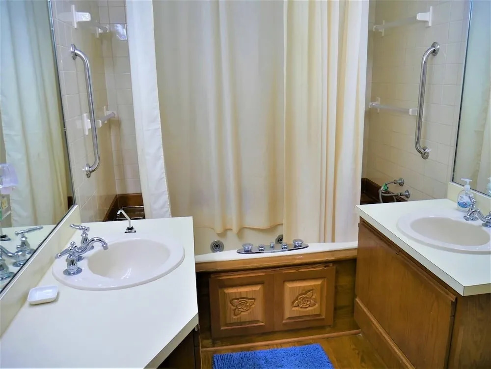 Gray House at Pawleys - 3 Br Home