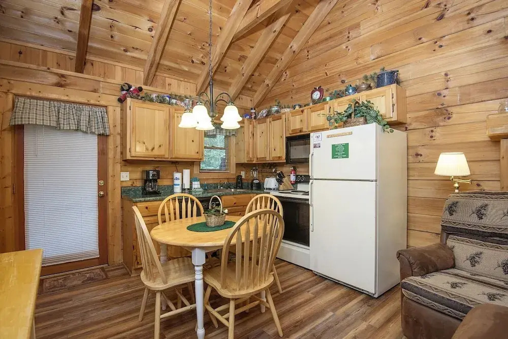 ER65 - Eagles Point - Great location, Close to all the action! cabin