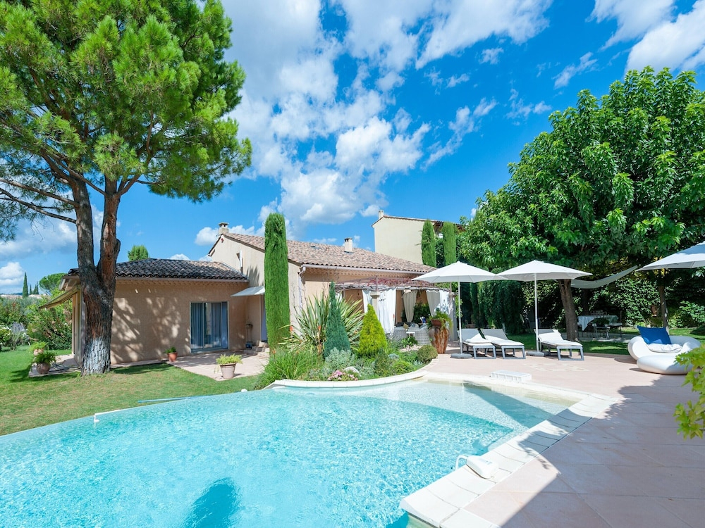 Elegant Villa in Les Mees With Garden