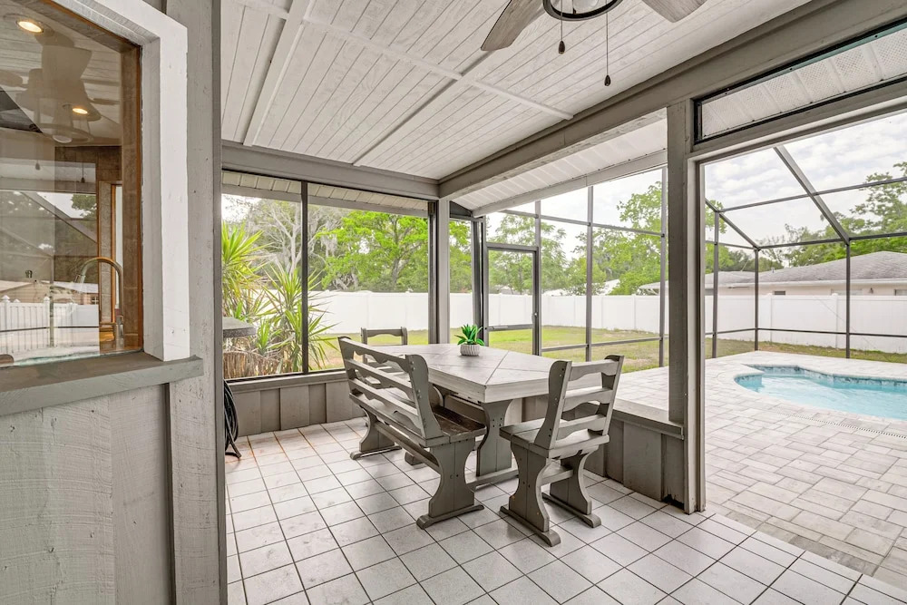 Coastal Group Getaway Near Three Sisters Springs
