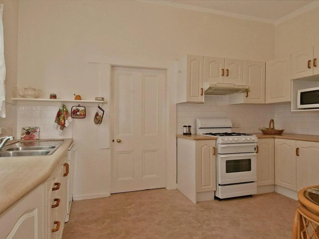 Hollyoak Cottage - delightful, ducks and doileys!