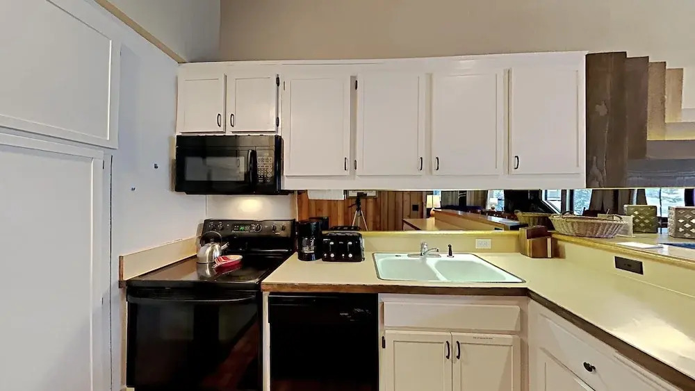 Cozy 4-Bedroom Home with Pool and Mountain View!