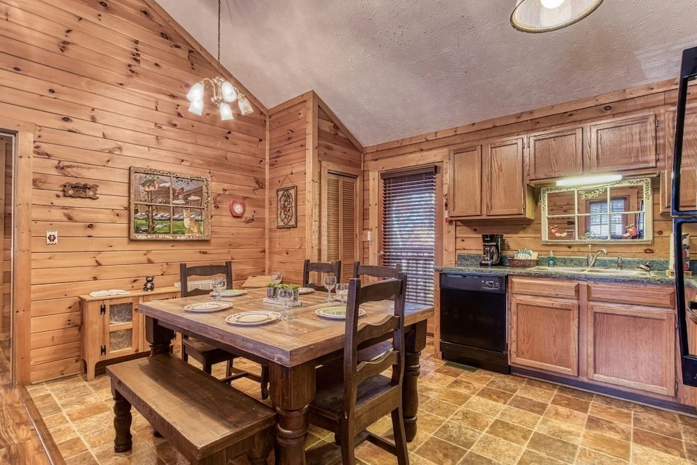 Er102 - Barbara Great Location! Close To Town 2 Bedroom Cabin by RedAwning