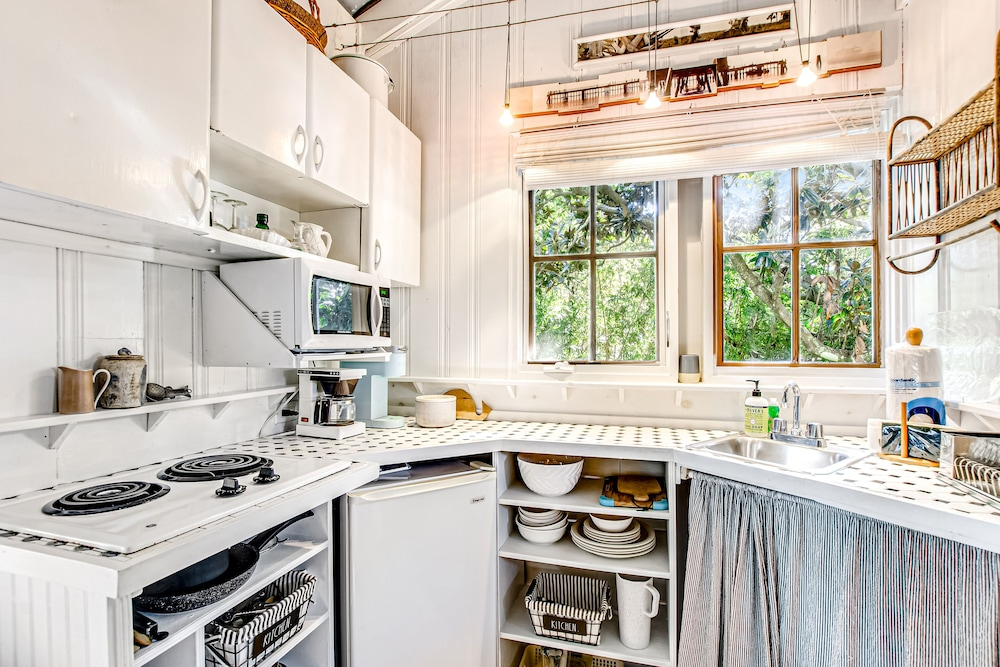 Charming Getaway w/ a Kitchenette & Free Wifi - Walk to the Beach