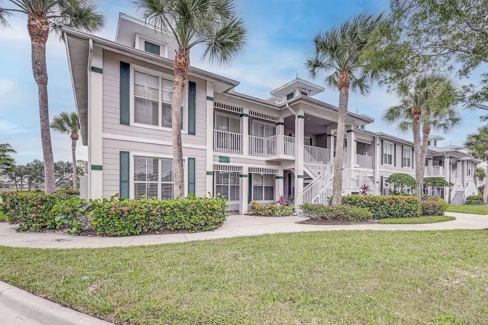 Naples Condo w/ Pond Views & Patio - Near Golf!