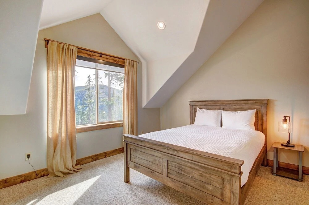 Mountain View Lodge 4 Bedroom Home by RedAwning