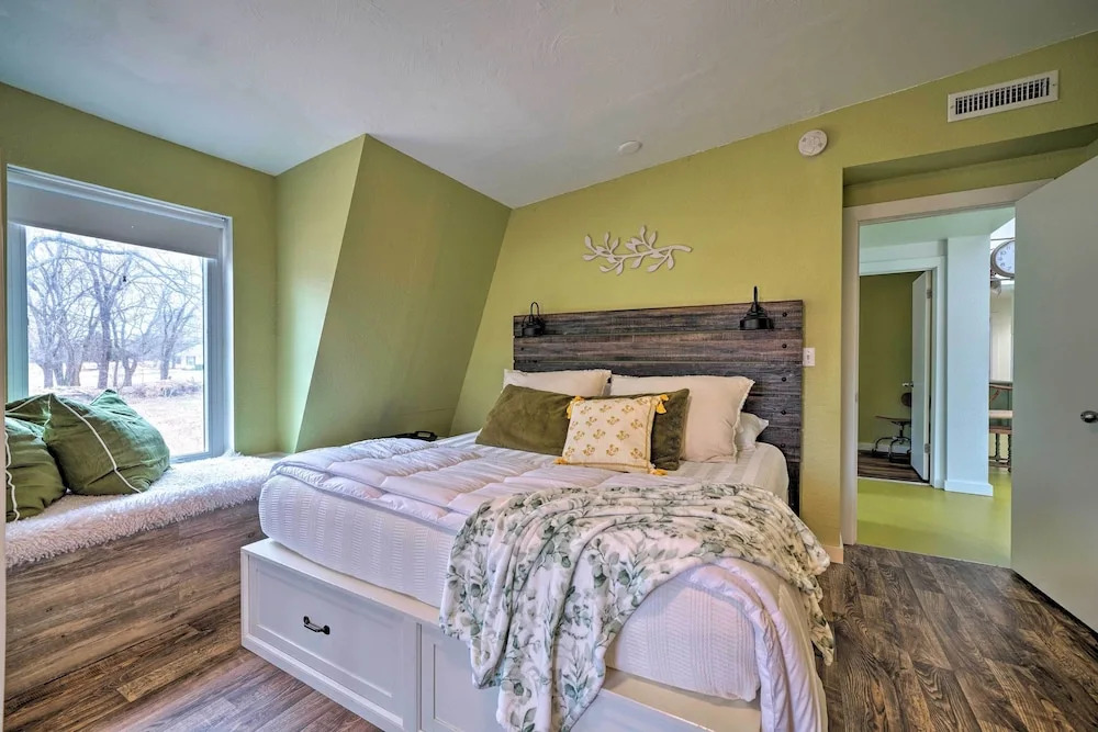 Bohemian Home w/ Screened Porch, 3 Mi to Lake!