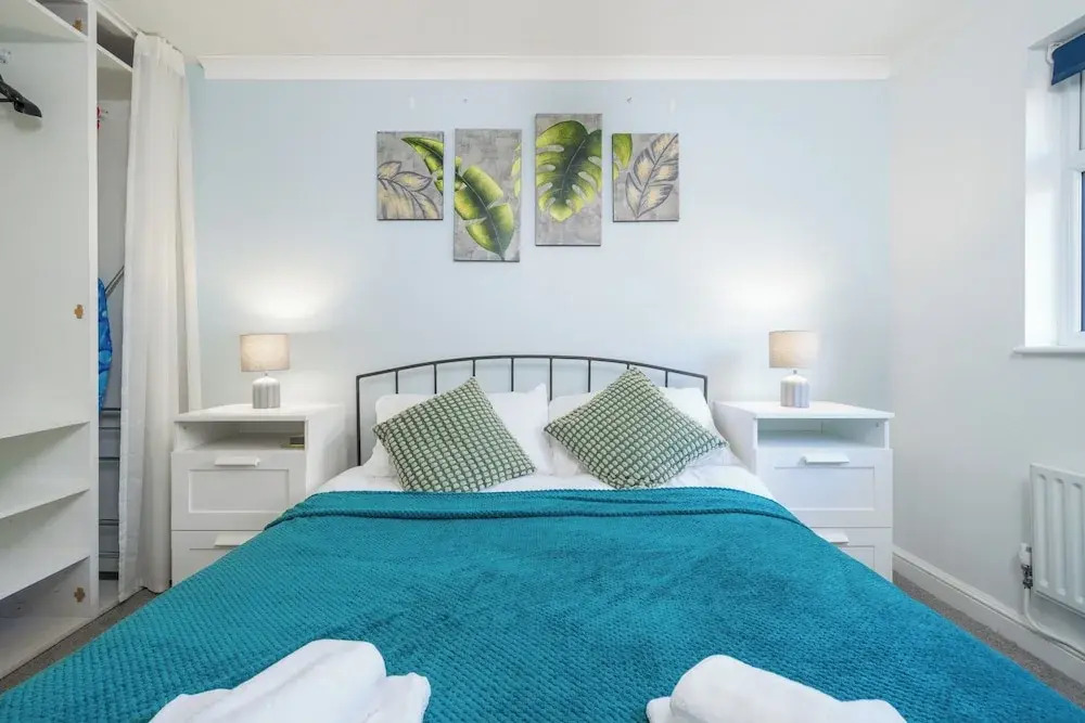 Crawley Stainer 1-bedroom With Parking and Garden