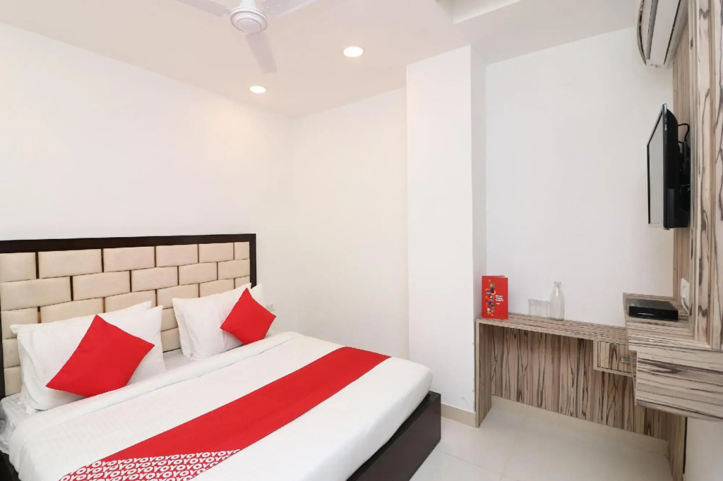 OYO 63150 City House