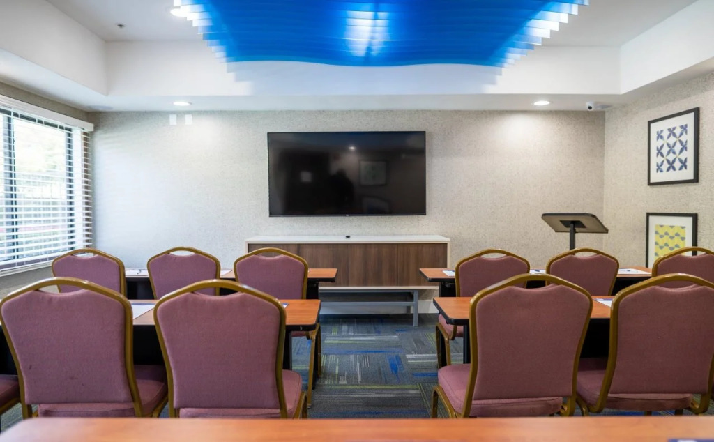 Holiday Inn Express & Suites - Lake Forest by IHG