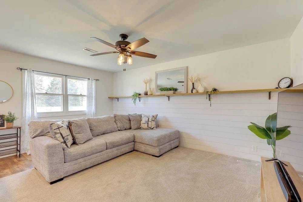 Family-friendly Lincoln Home w/ Sandbox & Grill!