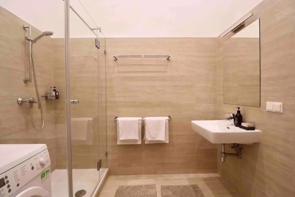 Center apt in best area near park & danube 20’to Airport