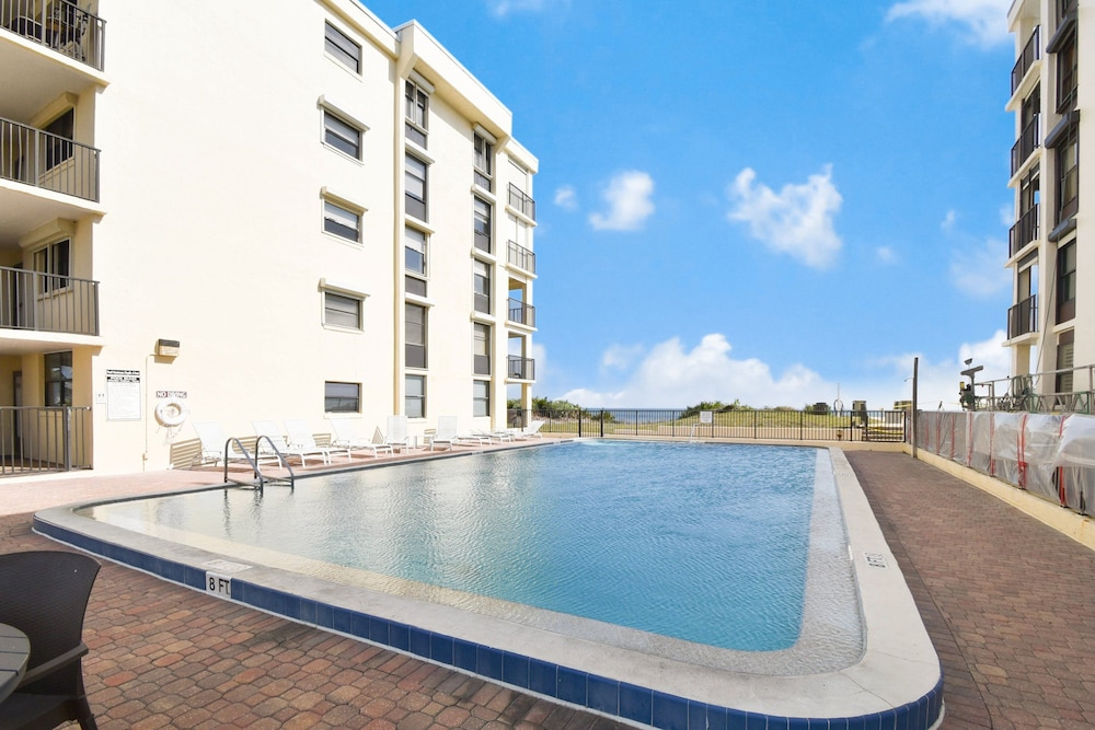 Newly Decorated Ground-floor Suite Steps From Beach and Pool W/views, Wifi