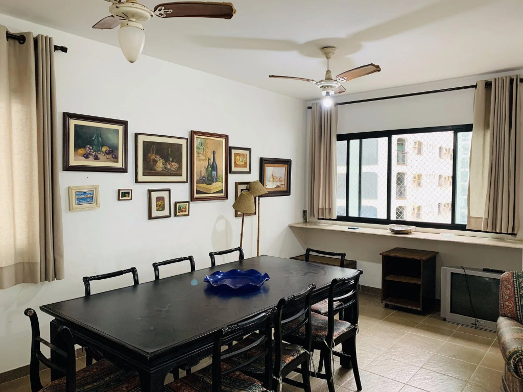 Amplo apartamento no Guarujá 50m da Praia de Pitangueiras, com serviço de praia - Saquarema 01