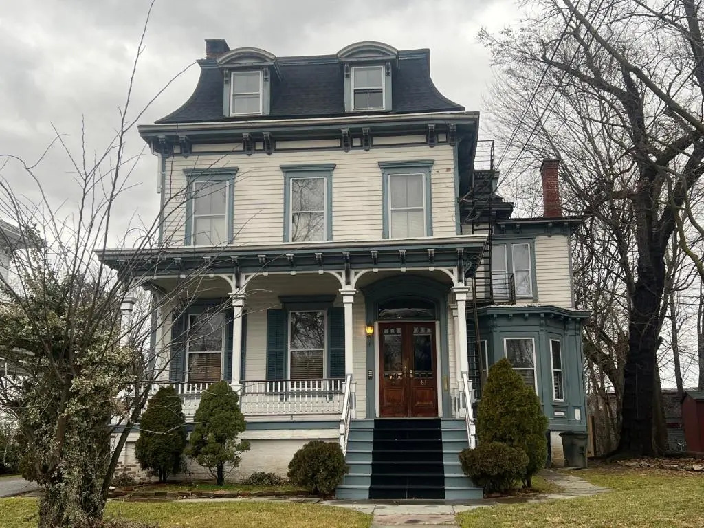 1 Br Private Victorian Apt in Convenient City Location on Half Acre Sleeps 4