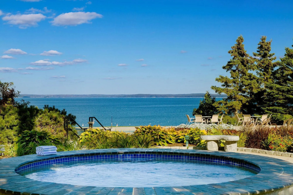 Holiday Inn Bar Harbor Regency Hotel by IHG