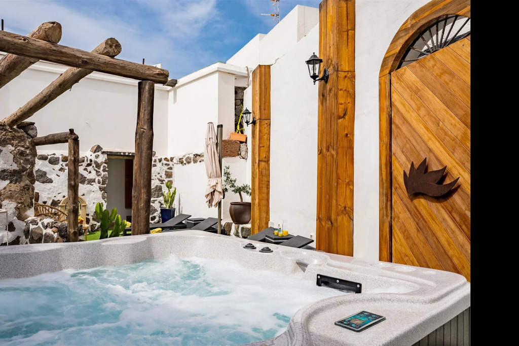 El Charco Suites
