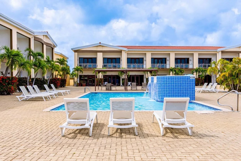2BR Townhouse 3min Walk 2 Eaglebeach w Pool BBQ
