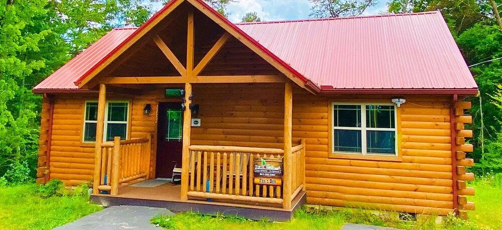 Foxes' Den Cabin with Private Hot Tub and Arcade Game by RedAwning