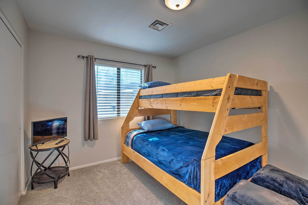 3 Mi to Westgate: Desert Home w/ Hot Tub in Peoria