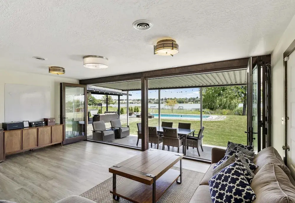 Lakefront Washington Home w/ Private Pool & Sauna