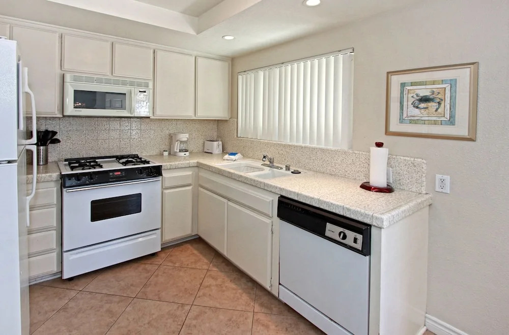 31st St A (68338) - 2 Br townhouse by RedAwning